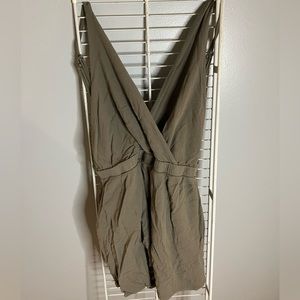 Lulus romper w/ strappy back & pockets
Size: Large